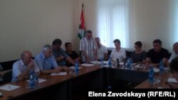 Диалог с элементами полемики в Общественной палате сегодня все же был, ибо многие члены ОП в своих вопросах и выступлениях озвучивали те претензии власти, которые предъявляют ей оппозиционеры