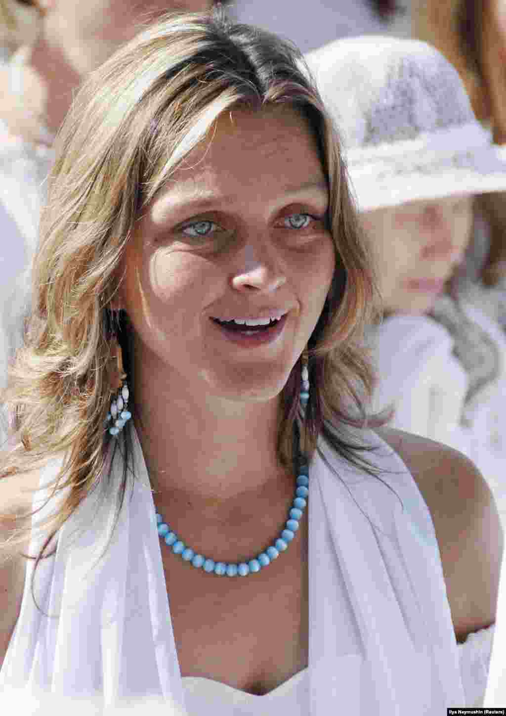 Висарионитка на масовата молитва през 2007 г. Една жена, напуснала култа, отхвърли Висарион, като го нарече &bdquo;ентусиазиран по НЛО&ldquo; и описа духовния живот на селището като &bdquo;разрушителен&ldquo;.