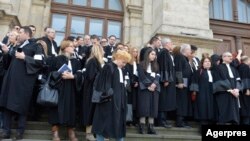 Avocații din oficiu protestează pe treptele Curții de Apel București cerând mărirea onorariilor