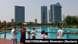 Tashkent City Park, же Ташкент шаардык паркында сейилдеп жүргөн шаардыктар. Июнь, 2025-жыл. 