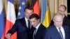 Президент Франції Емманюель Макрон, президент України Володимир Зеленський та президент Росії Володимир Путін на зустрічі в Єлисейському палаці у Парижі. Франція, 9 грудня 2019 року