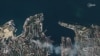 Imagine din satelit în care se vede o coloană de fum ieșind din clădirea cartierului general al flotei ruse la Marea Neagră, la Sevastopol, în Crimeea anexată de ruși. 