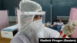 Медицина кызматкери иш учурунда.