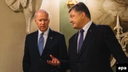 Джо Байден (л) і Петро Порошенко (п) під час зустрічі в Києві (фото архівне)