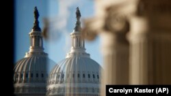Clădirea Capitoliului văzută din Biblioteca Congresului, Washington,imagine de arhivă .