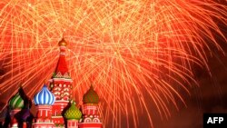 Focuri de artificii în Piaţa Roşie de la Moscova