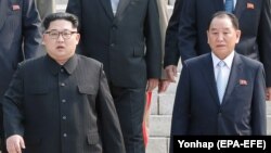 Liderul nord-corean Kim Jong-un cu vicepreședintele Kim Yong-chol 