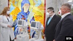 Депутатите от ДПС Сали Табаков и Ерджан Ебатин връчват два респиратора от името на Делян Пеевски в болница "Света Марина" във Варна, 15 април 2020 г.