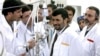 محمود احمدی نژاد در حال بازدید از تاسیسات غنی سازی نطنز