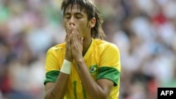 Fundașul Neymar într-un meci între Brazilia și Mexic pe Wembley, în 2012 