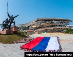 Розгортання прапора Росії на тлі театру опери та балету, що будується в Севастополі, 12 червня 2025 року