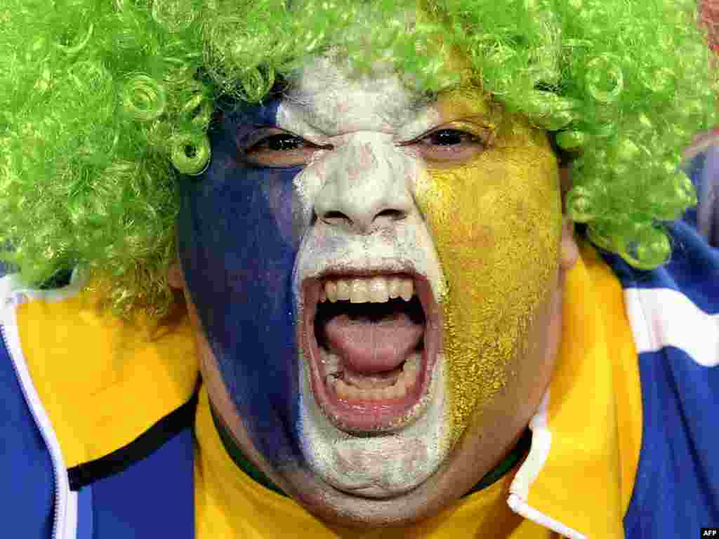 South Africa -- A Brazilian supporter cheers prior to the Group G first round 2010 World Cup football match between Brazil and North Korea, Johannesburg, 15Jun2010 - SOUTH AFRICA, Johannesburg : A Brazilian supporter cheers prior to the Group G first round 2010 World Cup football match between Brazil and North Korea on June 15, 2010 at Ellis Park stadium in Johannesburg. NO PUSH TO MOBILE / MOBILE USE SOLELY WITHIN EDITORIAL ARTICLE AFP PHOTO 