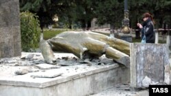 Зруйнований пам’ятник Леніну в окупованому Судаку, Крим, жовтень 2016 року