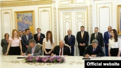 Церемония подписания договора о купле-продаже Воротанского каскада ГЭС в правительстве Армении, Ереван, 8 июня 2015 г. 