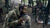 Un soldat ucrainean se joacă cu un câine în timp ce se odihnește într-o zonă din care soldații ruși au fost forțați să plece, 12 septembrie 2022.<br />
<br />
&bdquo;De la începutul lunii septembrie, soldații noștri au eliberat deja 6.000 de kilometri pătrați de teritoriu ucrainean în estul și sudul țării și mergem mai departe&rdquo;, a declarat președintele ucrainean Volodimir Zelenski, luni seară.