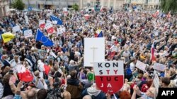 Хиляди полски граждани протестираха срещу промените във възрастта за пенсиониране на съдиите с плакати с надпис "Конституция" през 2017 г.