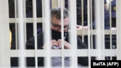 Віктар Бабарыка за кратамі суду. Менск, 17 лютага 2021 году.