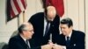 Președinții Ronald Reagan și Mihail Gorbachev la semnarea Tratatului la Washington, 8 decembrie 1987
