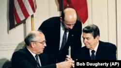 Președinții Ronald Reagan și Mihail Gorbachev la semnarea Tratatului la Washington, 8 decembrie 1987