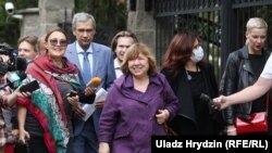 Сьвятлана Алексіевіч пасьля допыту ў Сьледчым камітэце, 26 жніўня 2021 г.
