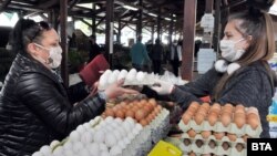 Сред местните продукти, които правителството задължи търговците да продават приоритетно, са яйцата, прясното месо и млечните продукти