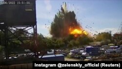 Момент влучення російської ракети по торговельно-розважальному центрі в Кременчуку на Полтавщині, 27 червня 2022 року, ілюстративний кадр із відео
