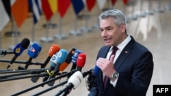 Канцлер Австрії Карл Негаммер спілкується з пресою перед початком саміту Європейської ради в штаб-квартирі ЄС у Брюсселі 21 березня 2024 року