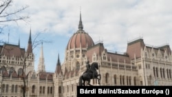 Sokakat igyekeznek távol tartani a bosszútörvényként is emlegetett javaslat tárgyalásának napján az ülésteremtől
