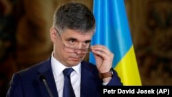 На запитання, чи може Україна розглянути варіант не вступати в НАТО, Пристайко відповів: «Ми могли б», уточнивши: «враховуючи ту загрозу, яка є»