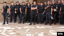 В сряда протестиращите хвърляха тоалетна хартия към сградата на Министерския съвет