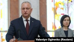 Președintele Igor Dodon și premierul Maia Sandu la depunerea jurământului noului guvern