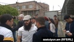 Սևակ Մնացականյանը քրեակատարողական հիմնարկի դարպասաների մոտ, 5-ը մայիսի, 2015թ.