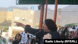 علي وزیر په کوټه کې یوې ولسي غونډې ته د وینا پر مهال. ۲۰۱۸ز کال، ۸ اپرېل