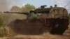 Українські військовослужбовці їдуть на німецькій САУ Panzerhaubitze 2000, липень 2022 року 