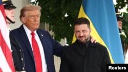 АҚШ президенті Дональд Трамп Ақ үйге келген Украина президенті Владимир Зеленскийді қарсы алып тұр. Вашингтон, 18 тамыз 2025 жыл.