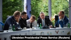 Ukrayna prezidenti V.Zelenski, Böyük Britaniyanın baş naziri K.Starmer, Fransa prezidenti E.Makron, Almaniya kansleri F.Merts və Polşa baş naziri D.Tusk Tiranada Avropa Siyasi Birliyinin sammiti çərçivəsində ABŞ prezidenti D.Trampla telefonla danışırlar.