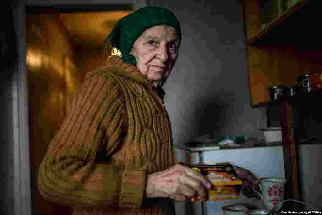 84-летняя Раиса Козакова год назад впустила в свой дом восемь человек, нуждающихся к крыше над головой.
