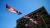 Flamuj të Serbisë në Mitrovicën e Veriut. Fotografi nga arkivi. 
