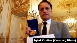 اقبال خټک د ګټلې جايزې سره