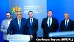 Коалиционния съвет на управлението, в което влизат лидерите на ГЕРБ и "Обединени патриоти", преди седмица отложи очакваните промени в кабинета до гласуването на вота на недоверие срещу правителството, което се състоя във вторник