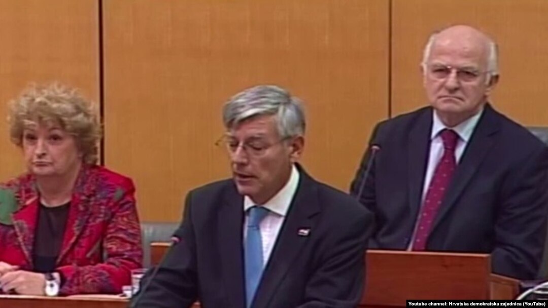 Željko Reiner (u sredini) obraća se zastupnicima Sabora, 28. prosinca 2015.