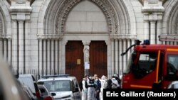 Криминолози пред базиликата Нотр Дам в Ница, където се предполага, че са извършени убийствата