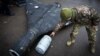 Український військовий показує термобаричний заряд збитого раніше безпілотника Shahed, запущеного Росією. Дослідницька лабораторія, 14 листопада 2024 року (фото ілюстративне)