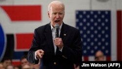 Претендент в кандидаты на пост президента США и бывший вице-президент США Джо Байден выступает на встрече с избирателями в штате Айова. Де-Мойн, 2 февраля 2020 года.