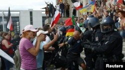 Протестиращи и полиция пред Райхстага