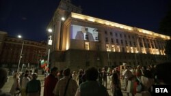 В София част от протестите вече е и прожекция върху стените на бившия Партиен дом