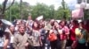 Новинарите на протест пред судот во Скопје побараа ослободување од притвор на нивниот колега Томислав Кежаровски од Нова Македонија на 31 мај 2013 година.