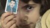 Devojčica iz Palestine sa fotografijom nestalog rođaka - iz arhive
