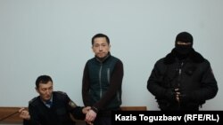 Әсет Әбішев сот жиынында үкімді тыңдап тұр. 30 қараша, 2020 жыл.