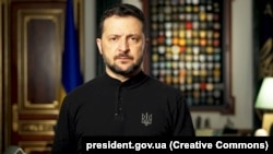 «Він просто пропонував Україні здатися, заморозити конфлікт, змінити напрямок розвитку... І це ця людина говорить, що це якісь угоди. Просто старий фантазер. Він живе в іншому світі, в своєму акваріумі» – заявив Володимир Зеленський, коментуючи останню заяву Путіна 